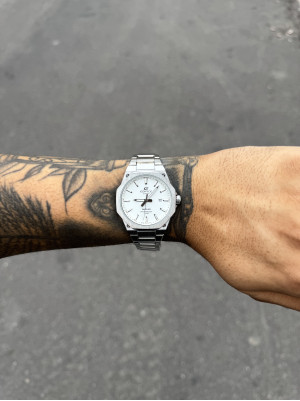 CASIO QUARTZ EDIFICE PRATEADO FUNDO BRANCO